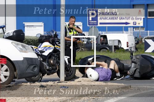 Ibiza 10 oktober 2022
Scooterongeluk op ibiza . De goede man blijft bmaar op zijn telefoon .