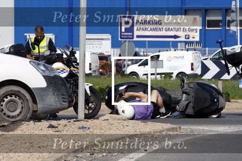 Ibiza 10 oktober 2022
Scooterongeluk op ibiza . De goede man blijft bmaar op zijn telefoon .
