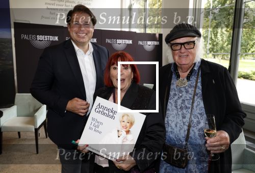 Soestdijk 4 oktober 2023
Presentatie LP Anneke Gronloh op Paleis Soestdijk.
Thijs v Leer met vrouw en Bart Peeters