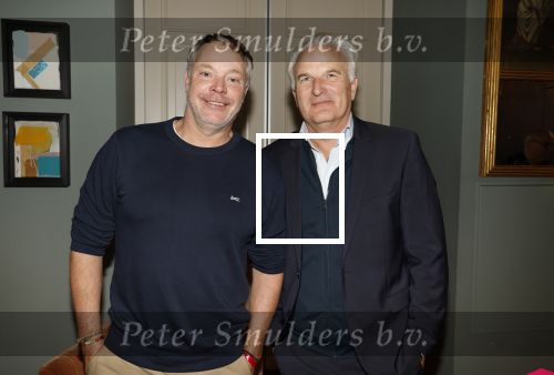 Amsterdam 17 oktober 2023
Boekpresentatie Roos Reedijk in Hotel Mercier.
Bob Sikkes geeft het eerste boek aan Roos.
Bob Sikkes met partner