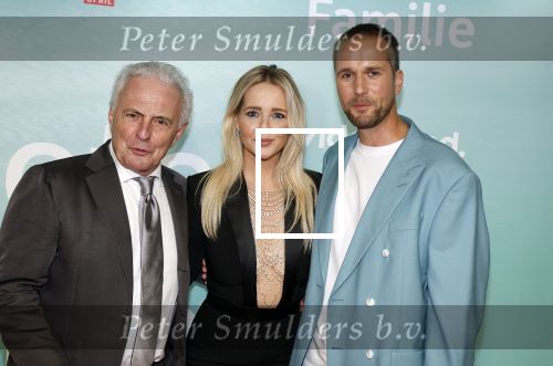 Amsterdam 10 oktober 2023
Premiere een grote familie in Tuschinski . Vidoeland gaat het uitzenden. Chantal Janzen Huub Stapel en Lykele Muus