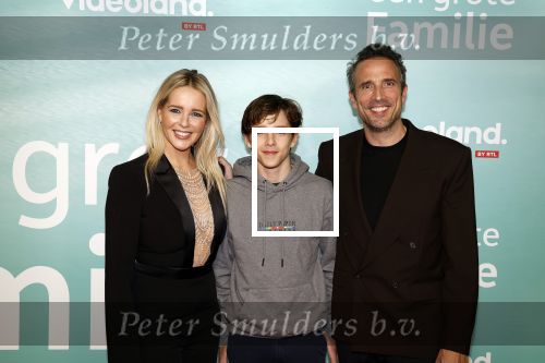Amsterdam 10 oktober 2023
Premiere een grote familie in Tuschinski . Vidoeland gaat het uitzenden. 
Chantal Janzen met man Marco Geeratz en zoon James