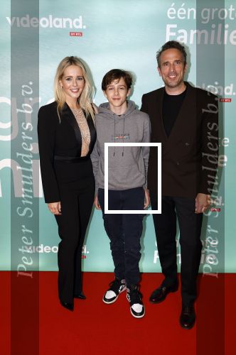 Amsterdam 10 oktober 2023
Premiere een grote familie in Tuschinski . Vidoeland gaat het uitzenden. 
Chantal Janzen met man Marco Geeratz en zoon James