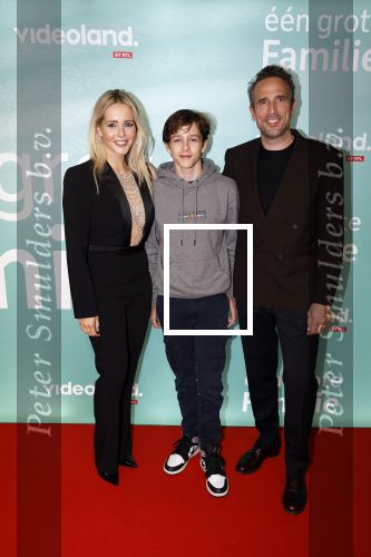 Amsterdam 10 oktober 2023
Premiere een grote familie in Tuschinski . Vidoeland gaat het uitzenden. Chantal Janzen met man marco Geeratz en zoon James