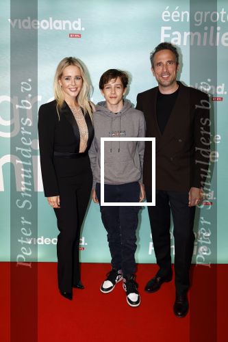 Amsterdam 10 oktober 2023
Premiere een grote familie in Tuschinski . Vidoeland gaat het uitzenden. Chantal Janzen met man marco Geeratz en zoon James