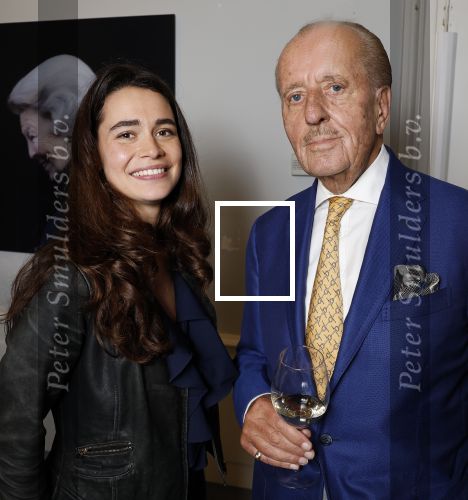 Amsterdam 29 oktober 2023
Opening expositie Davide Heijmans . Haar man Thierry Baudet en haar zoontje waren ook aanwezig .
Davide Heijmans en Theo Hiddema