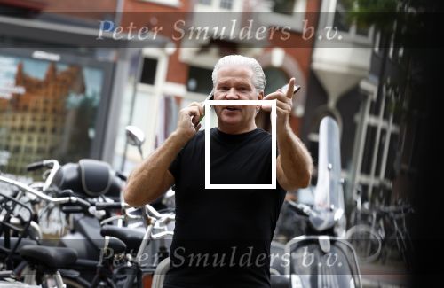 Amsterdam 11 oktober 2023
Dries Roelvink bellend op straat.
