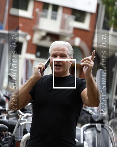 Amsterdam 11 oktober 2023
Dries Roelvink bellend op straat.