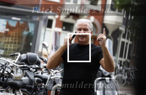 Amsterdam 11 oktober 2023
Dries Roelvink bellend op straat.