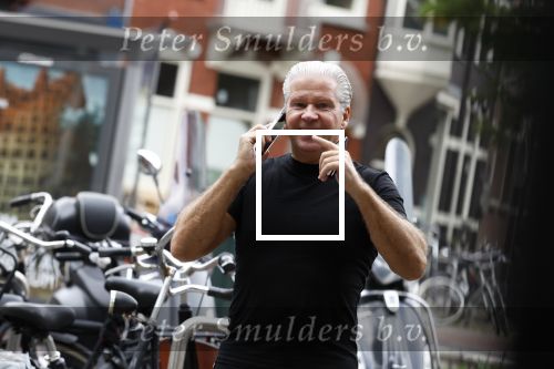 Amsterdam 11 oktober 2023
Dries Roelvink bellend op straat.