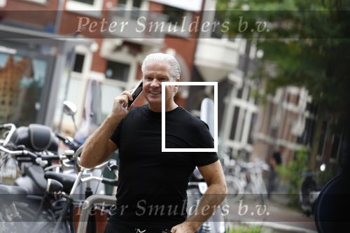 Amsterdam 11 oktober 2023
Dries Roelvink bellend op straat.