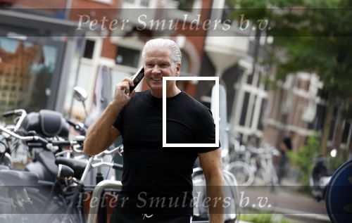 Amsterdam 11 oktober 2023
Dries Roelvink bellend op straat.