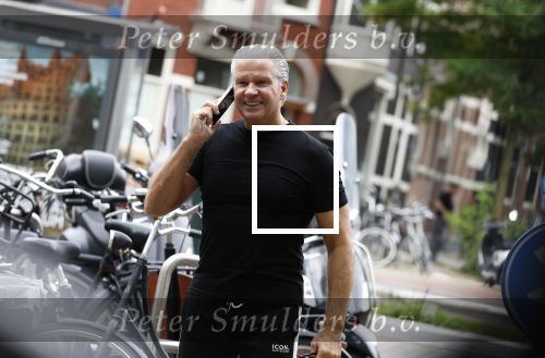 Amsterdam 11 oktober 2023
Dries Roelvink bellend op straat.