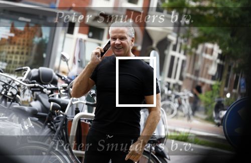 Amsterdam 11 oktober 2023
Dries Roelvink bellend op straat.