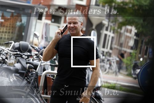 Amsterdam 11 oktober 2023
Dries Roelvink bellend op straat.