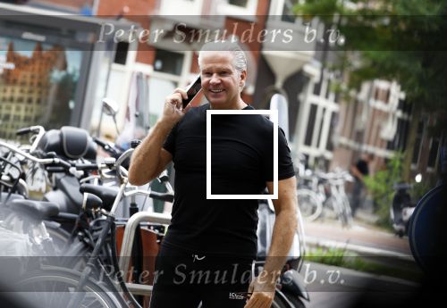 Amsterdam 11 oktober 2023
Dries Roelvink bellend op straat.
