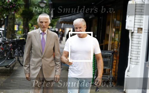 Amsterdam 3 oktober 2023
Dries Roelvink met zijn beste vriend Gunther onderweg naar een heerlijke lunch in Amsterdam zuid. Gunther wordt bijna 85 jaar oud