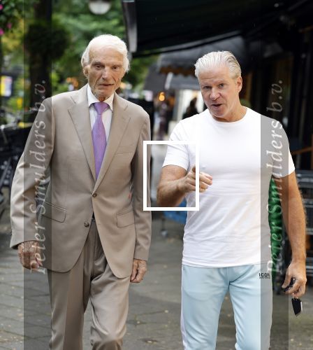 Amsterdam 3 oktober 2023
Dries Roelvink met zijn beste vriend Gunther onderweg naar een heerlijke lunch in Amsterdam zuid. Gunther wordt bijna 85 jaar oud