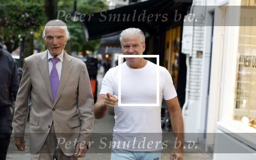 Amsterdam 3 oktober 2023
Dries Roelvink met zijn beste vriend Gunther onderweg naar een heerlijke lunch in Amsterdam zuid. Gunther wordt bijna 85 jaar oud
