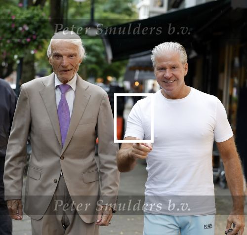 Amsterdam 3 oktober 2023
Dries Roelvink met zijn beste vriend Gunther onderweg naar een heerlijke lunch in Amsterdam zuid. Gunther wordt bijna 85 jaar oud