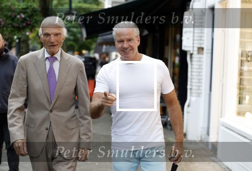 Amsterdam 3 oktober 2023
Dries Roelvink met zijn beste vriend Gunther onderweg naar een heerlijke lunch in Amsterdam zuid. Gunther wordt bijna 85 jaar oud