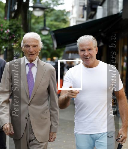 Amsterdam 3 oktober 2023
Dries Roelvink met zijn beste vriend Gunther onderweg naar een heerlijke lunch in Amsterdam zuid. Gunther wordt bijna 85 jaar oud