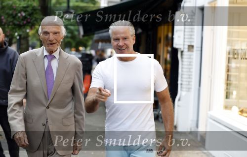 Amsterdam 3 oktober 2023
Dries Roelvink met zijn beste vriend Gunther onderweg naar een heerlijke lunch in Amsterdam zuid. Gunther wordt bijna 85 jaar oud