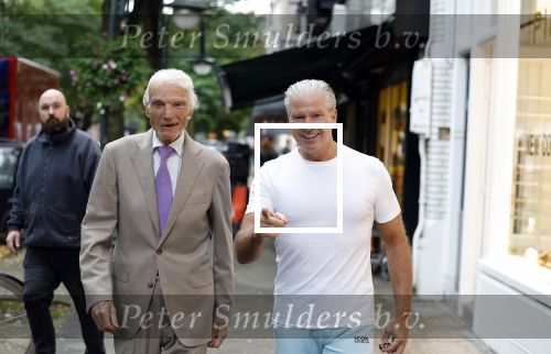 Amsterdam 3 oktober 2023
Dries Roelvink met zijn beste vriend Gunther onderweg naar een heerlijke lunch in Amsterdam zuid. Gunther wordt bijna 85 jaar oud
