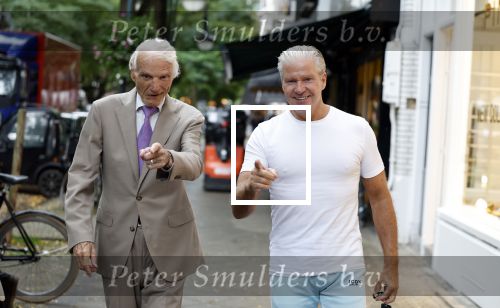 Amsterdam 3 oktober 2023
Dries Roelvink met zijn beste vriend Gunther onderweg naar een heerlijke lunch in Amsterdam zuid. Gunther wordt bijna 85 jaar oud