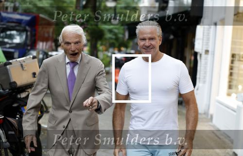 Amsterdam 3 oktober 2023
Dries Roelvink met zijn beste vriend Gunther onderweg naar een heerlijke lunch in Amsterdam zuid. Gunther wordt bijna 85 jaar oud