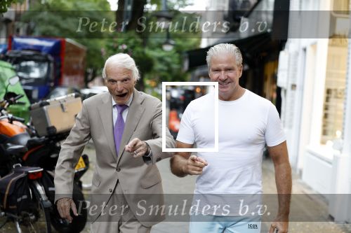 Amsterdam 3 oktober 2023
Dries Roelvink met zijn beste vriend Gunther onderweg naar een heerlijke lunch in Amsterdam zuid. Gunther wordt bijna 85 jaar oud