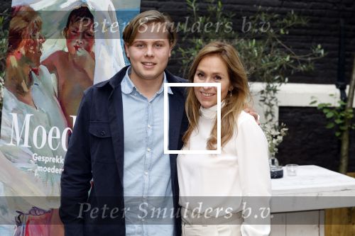 Amsterdam 10 oktober 2023
Presentatie boek moeders van Esther Goedegebuure bij het West Indisch huis. Esther met man en kinderen