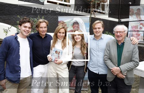 Amsterdam 10 oktober 2023
Presentatie boek moeders van Esther Goedegebuure bij het West Indisch huis. Esther met man en kinderen