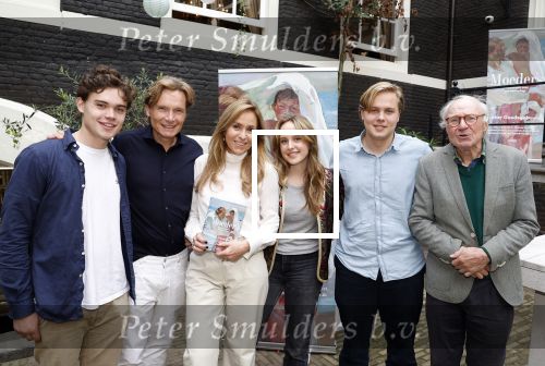 Amsterdam 10 oktober 2023
Presentatie boek moeders van Esther Goedegebuure bij het West Indisch huis. Esther met man en kinderen