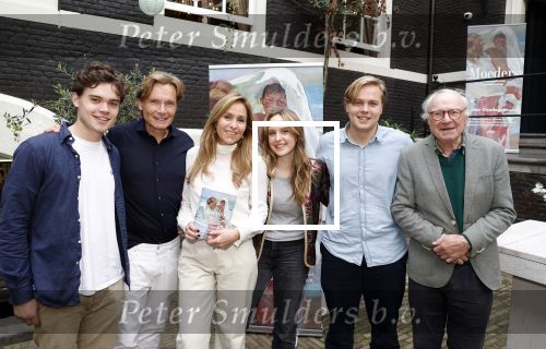 Amsterdam 10 oktober 2023
Presentatie boek moeders van Esther Goedegebuure bij het West Indisch huis. Esther met man en kinderen