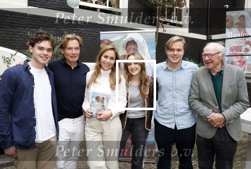 Amsterdam 10 oktober 2023
Presentatie boek moeders van Esther Goedegebuure bij het West Indisch huis. Esther met man en kinderen
