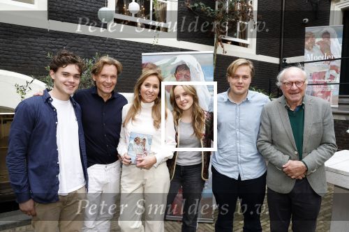 Amsterdam 10 oktober 2023
Presentatie boek moeders van Esther Goedegebuure bij het West Indisch huis. Esther met man en kinderen