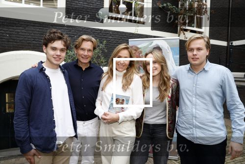 Amsterdam 10 oktober 2023
Presentatie boek moeders van Esther Goedegebuure bij het West Indisch huis. Esther met man en kinderen