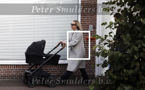 Abcoude 7 oktober 2023
Eva Jinek en haar partner Dexter met hun zoon Pax  aan het wandelen met kinderwagen met daarin hun dochter Salo leonora.