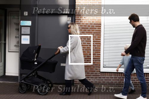 Abcoude 7 oktober 2023
Eva Jinek en haar partner Dexter met hun zoon Pax  aan het wandelen met kinderwagen met daarin hun dochter Salo leonora.