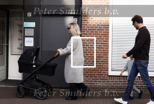 Abcoude 7 oktober 2023
Eva Jinek en haar partner Dexter met hun zoon Pax  aan het wandelen met kinderwagen met daarin hun dochter Salo leonora.