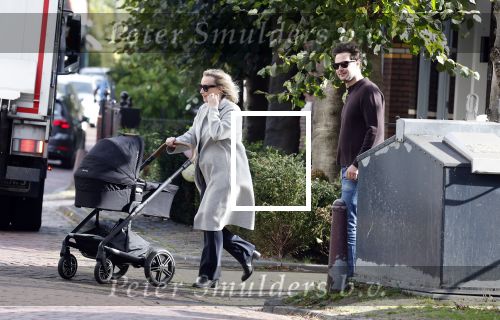 Abcoude 7 oktober 2023
Eva Jinek en haar partner Dexter met hun zoon Pax  aan het wandelen met kinderwagen met daarin hun dochter Salo leonora.