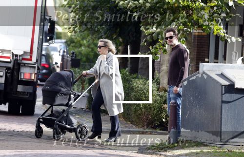 Abcoude 7 oktober 2023
Eva Jinek en haar partner Dexter met hun zoon Pax  aan het wandelen met kinderwagen met daarin hun dochter Salo leonora.