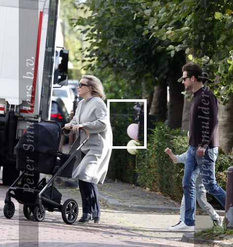 Abcoude 7 oktober 2023
Eva Jinek en haar partner Dexter met hun zoon Pax  aan het wandelen met kinderwagen met daarin hun dochter Salo leonora.
