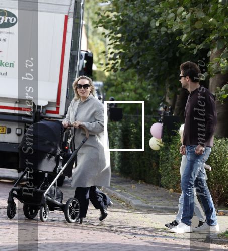 Abcoude 7 oktober 2023
Eva Jinek en haar partner Dexter met hun zoon Pax  aan het wandelen met kinderwagen met daarin hun dochter Salo leonora.