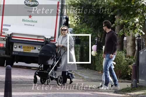 Abcoude 7 oktober 2023
Eva Jinek en haar partner Dexter met hun zoon Pax  aan het wandelen met kinderwagen met daarin hun dochter Salo leonora.