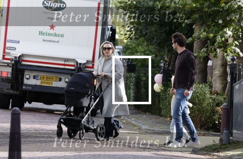 Abcoude 7 oktober 2023
Eva Jinek en haar partner Dexter met hun zoon Pax  aan het wandelen met kinderwagen met daarin hun dochter Salo leonora.
