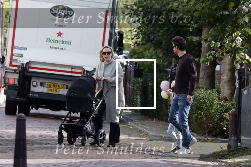 Abcoude 7 oktober 2023
Eva Jinek en haar partner Dexter met hun zoon Pax  aan het wandelen met kinderwagen met daarin hun dochter Salo leonora.