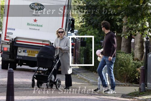 Abcoude 7 oktober 2023
Eva Jinek en haar partner Dexter met hun zoon Pax  aan het wandelen met kinderwagen met daarin hun dochter Salo leonora.