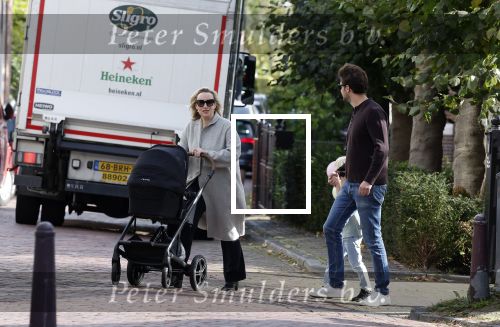 Abcoude 7 oktober 2023
Eva Jinek en haar partner Dexter met hun zoon Pax  aan het wandelen met kinderwagen met daarin hun dochter Salo leonora.